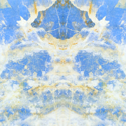 Onyxov&aacute; stěna z př&iacute;rodn&iacute;ho kamene Onice Blue - obklad stěny technikou bookmatch