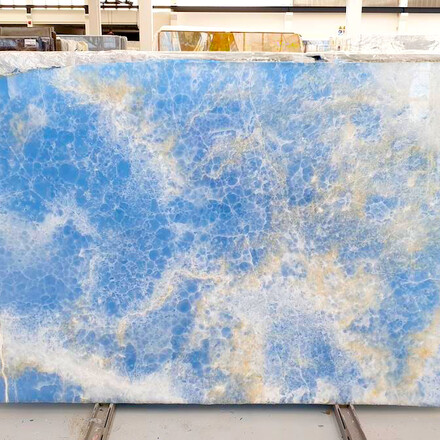 Onyxov&aacute; deska Onice Blue v modr&eacute; barvě s jemn&yacute;m žilkov&aacute;n&iacute;m