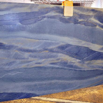 Azul Macaubas je přírodní kvarcit s typicky modrou kresbou připomínající vodní hladinu. Zakázkové kamenictví TONE OF STONE