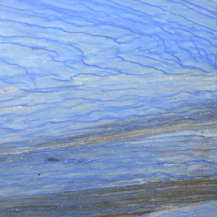 Detail na světle modrou kresbu kvarcitu Azul Macaubas. Zakázkové kamenictví TONE OF STONE