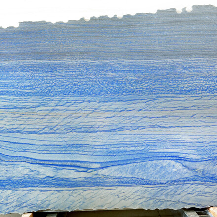 Modrý kvarcit Azul Macaubas charakteristický svou kresbou připomínající oblohu nebo vodní plochu. Zakázkové kamenictví TONE OF STONE