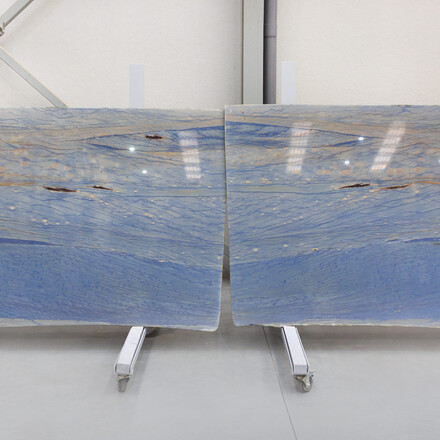 Sesazení kamenných desek technikou bookmatch je ideální pro kamenný obklad stěny. Kvarcit Azul Macaubas je oblíbený pro svou modrou kresbu připomínající např. vodní hladinu, nebe. Zakázkové kamenictví TONE OF STONE