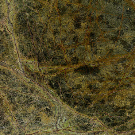 Kamenn&aacute; mramorov&aacute; deska Rain Forest Green s jasně zelen&yacute;m zbarven&iacute;m a typick&yacute;m žilkov&aacute;n&iacute;m. Zak&aacute;zkov&eacute; kamenictv&iacute; TONE OF STONE 