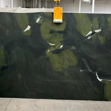 Kamenná deska přírodního kvarcitu Avocatus v zelené barvě s výraznou kresbou Kamenná deska přírodního kvarcitu Avocatus v zelené barvě s výraznou kresbou