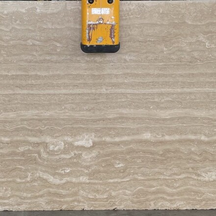 Deska přírodního kamene Travertino Romano Classico. Zakázkové kamenictví TONE OF STONE