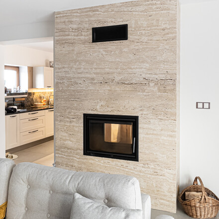 Realizace obkladu krbu z přírodního kamene Travertino Romano Classico. Zakázkové kamenictví TONE OF STONE