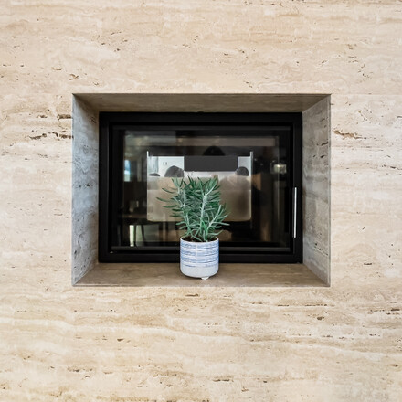 Detail obkladu krbu z přírodního kamene Travertino Romano Classico. Zakázkové kamenictví TONE OF STONE