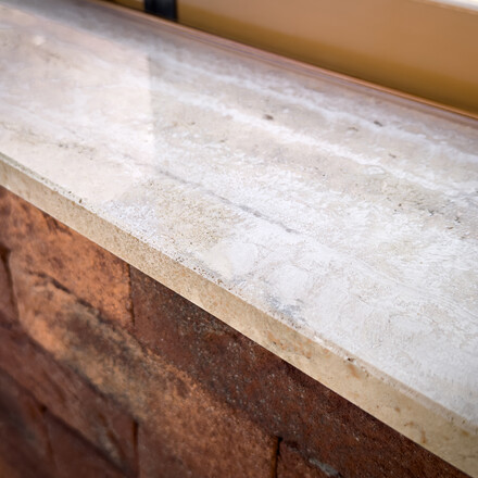Zhotovení parapetů z přírodního kamene Travertino Romano Classico. Zakázkové kamenictví TONE OF STONE