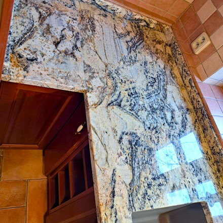 Kuchyně s přírodní žulou Torpedo Gold.