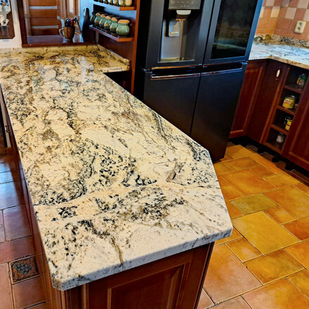 Kuchyně s přírodní žulou Torpedo Gold.