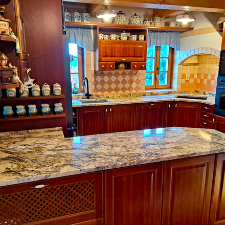 Kuchyně s přírodní žulou Torpedo Gold.