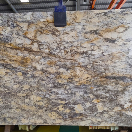 Kamenn&aacute; deska žuly Torpedo Gold.