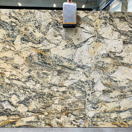 Deska př&iacute;rodn&iacute;ho kamene Torpedo Gold.