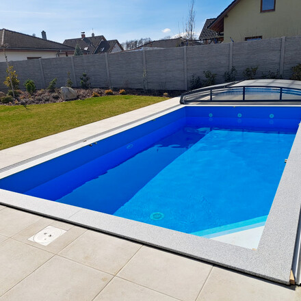 Dlažba kolem bazénu s žulou Padang Crystal. Zakázkové kamenictví TONE OF STONE.