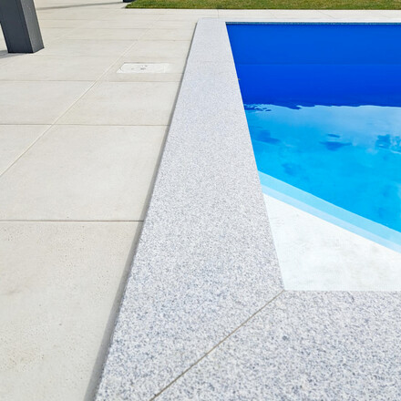 Žulový obklad bazénu Padang Crystal. Zakázkové kamenictví TONE OF STONE.