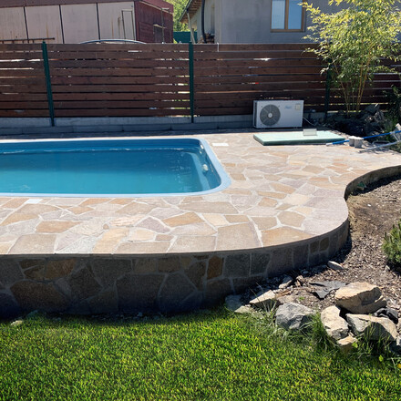 Rekonstrukce obkladu baz&eacute;nu u rodinn&eacute;ho domu. Obklad baz&eacute;nu př&iacute;rodn&iacute;m kamenem. Zak&aacute;zkov&eacute; kamenictv&iacute; TONE OF STONE.