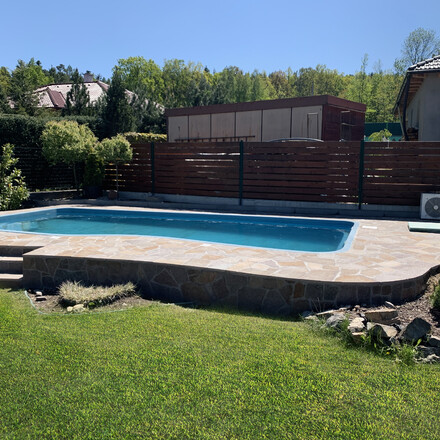 Obklad baz&eacute;nu &scaron;edo-hněd&yacute;m porfyrem. Kamenn&yacute; baz&eacute;nov&yacute; obklad. Zak&aacute;zkov&eacute; kamenictv&iacute; TONE OF STONE.