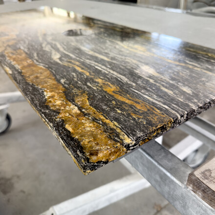 Žulová deska pod umyvadlo do koupelny z přírodního kamene Magma Black. Zakázkové kamenictví TONE OF STONE.