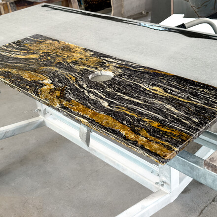 Koupelnová deska z odolné žuly Magma Black. Zakázkové kamenictví TONE OF STONE.