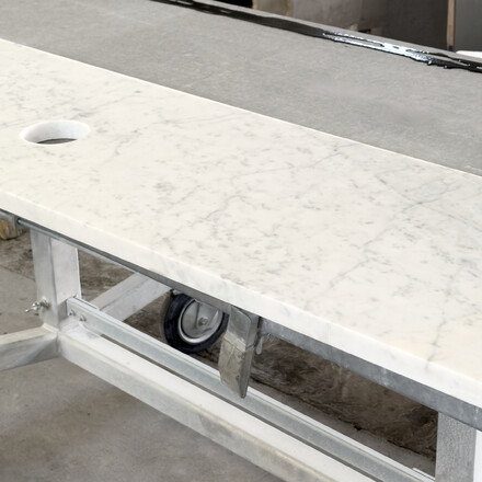 Bílý mramor Bianco Carrara připraven k odeslání - koupelnový mramor. Zakázkové kamenictví TONE OF STONE.