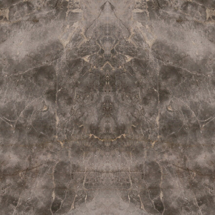 Kamenný obklad stěny technikou bookmatch z mramoru Fior di Bosco v zemitých barvách šedé, hnědé a béžové