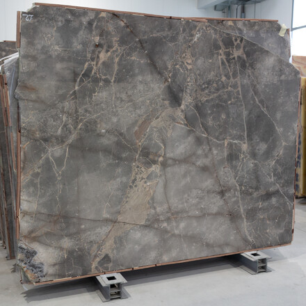 Mramorová deska přírodního kamene Fior di Bosco v zemitých barvách šedé, hnědé a béžové Mramorová deska přírodního kamene Fior di Bosco v zemitých barvách šedé, hnědé a béžové