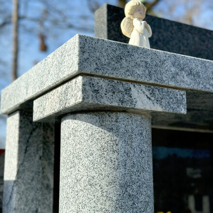Moderní hrobka z přírodního kamene. Zakázková výroba TONE OF STONE.