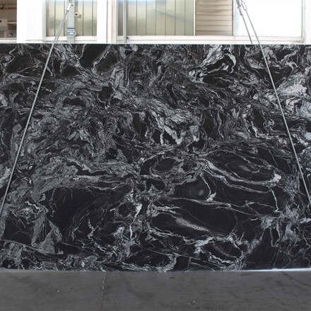 Přírodní kámen pro interiérové projekty - Black Forest. Zakázkové kamenictví TONE OF STONE.