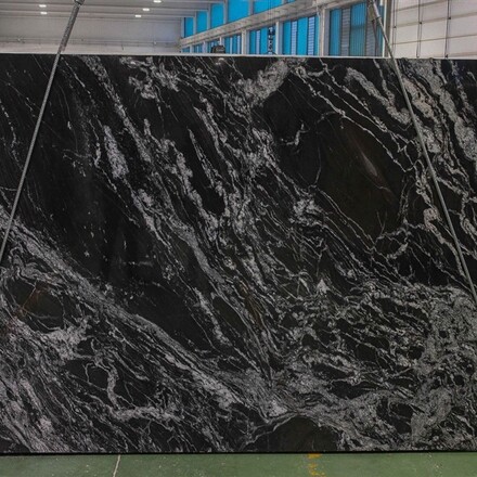 Deska přírodního kamene Black Forest. Zakázkové kamenictví TONE OF STONE.