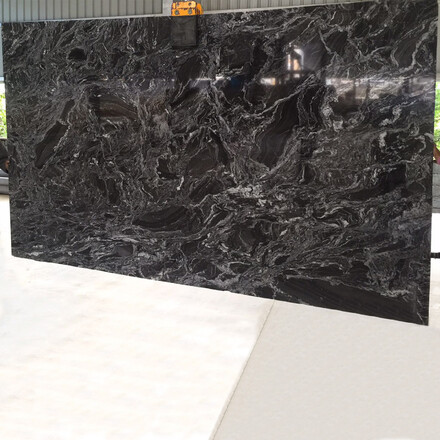 Černý přírodní kámen Black Forest. Zakázkové kamenictví TONE OF STONE.