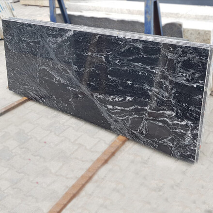 Deska přírodní žuly Black Forest. Zakázkové kamenictví TONE OF STONE.