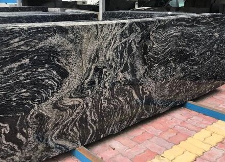 Deska přírodní žuly Black Forest. Zakázkové kamenictví TONE OF STONE.