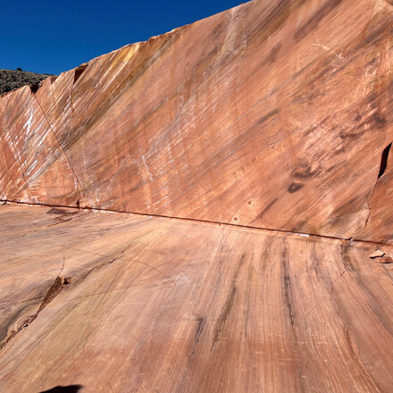 Těžba př&iacute;rodn&iacute;ho kamene Las Vegas Rock. Zak&aacute;zkov&eacute; kamenictv&iacute; TONE OF STONE.