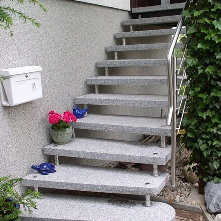 Kamenn&eacute; schody ze žuly Rosa Beta. Zak&aacute;zkov&eacute; kamenictv&iacute; TONE OF STONE.