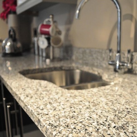 Kuchyně z kamene Rosa Beta. Zak&aacute;zkov&eacute; kamenictv&iacute; TONE OF STONE.