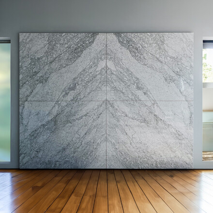 Dokončen&aacute; realizace obkladu stěny italsk&yacute;m př&iacute;rodn&iacute;m mramorem Bianco Carrara Bookmatch (obložen&iacute; do knihy). Zak&aacute;zkov&eacute; kamenictv&iacute; TONE OF STONE.