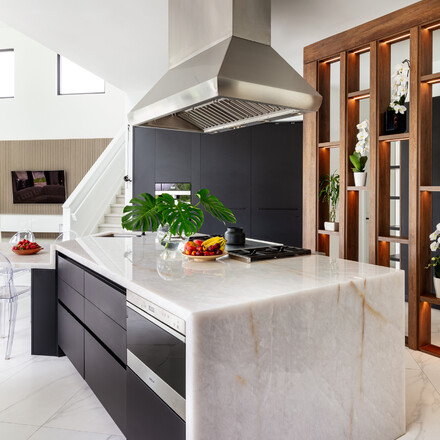 Inspirace - kvarcit Diamond White. Zakázkové kamenictví TONE OF STONE