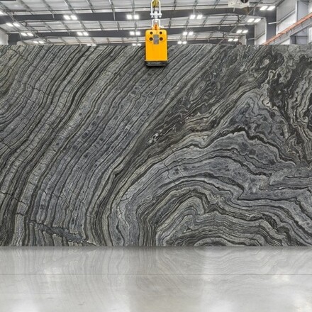 Netradiční šedý mramor Silver Wave. Zakázkové kamenictví TONE OF STONE.