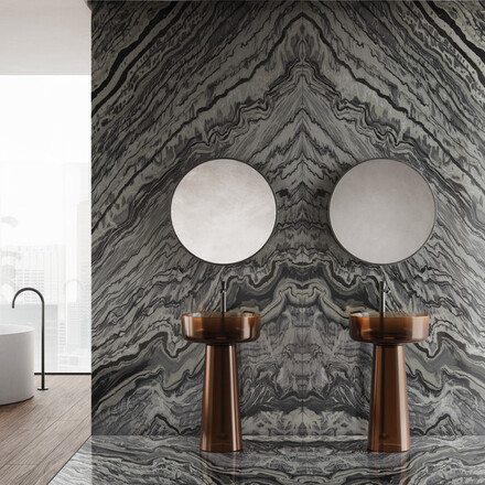 Obklad stěny přírodním mramorem Silver Wave technikou bookmatch. Zakázkové kamenictví TONE OF STONE.