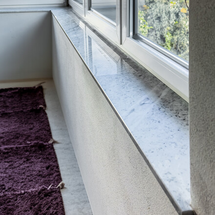 Kamenné parapety Bianco Carrara. Zakázkové kamenictví TONE OF STONE.