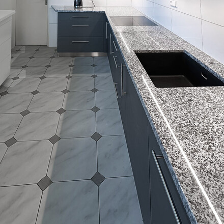 Moderní kuchyně z francouzské žuly Bianco Tarn. Zakázkové kamenictví TONE OF STONE.