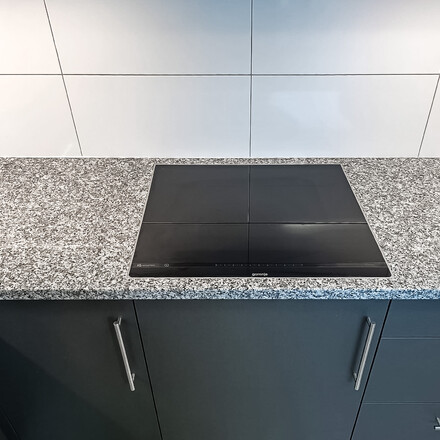 Šedá kuchyňská pracovní deska z přírodního kamene Bianco Tarn. Zakázkové kamenictví TONE OF STONE.