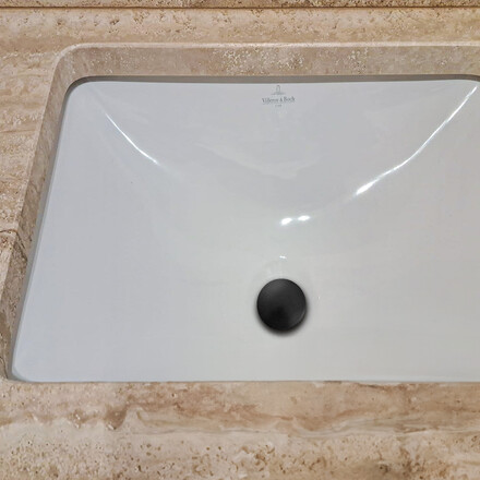 Koupelna z přírodního kamene Travertino Romano Classico. Zakázkové kamenictví TONE OF STONE. Koupelna z přírodního kamene Travertino Romano Classico. Zakázkové kamenictví TONE OF STONE.