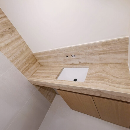 Travertinov&aacute; koupelnov&aacute; deska z kamene Travertino Romano Classico. Zak&aacute;zkov&eacute; kamenictv&iacute; TONE OF STONE.