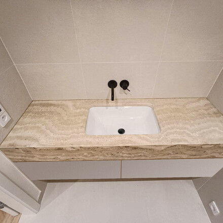 Travertinov&aacute; koupelna Travertino Romano Classico. Zak&aacute;zkov&eacute; kamenictv&iacute; TONE OF STONE.