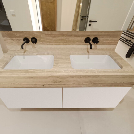 Koupelnová deska z travertinu Travertino Romano Classico. Zakázkové kamenictví TONE OF STONE. Koupelnová deska z travertinu Travertino Romano Classico. Zakázkové kamenictví TONE OF STONE.