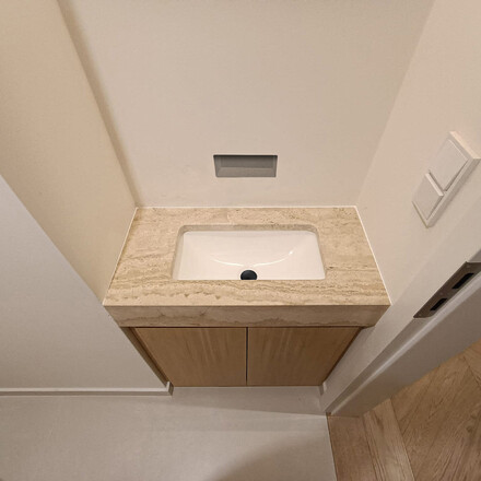 Koupelna z přírodního kamene Travertino Romano Classico. Zakázkové kamenictví TONE OF STONE. Koupelna z přírodního kamene Travertino Romano Classico. Zakázkové kamenictví TONE OF STONE.