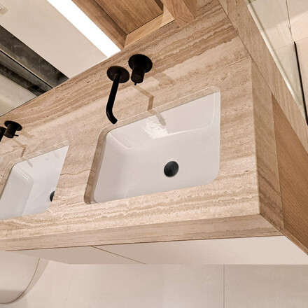 Umyvadlová deska z přírodního travertinu Travertino Romano Classico. Zakázkové kamenictví TONE OF STONE. Umyvadlová deska z přírodního travertinu Travertino Romano Classico. Zakázkové kamenictví TONE OF STONE.