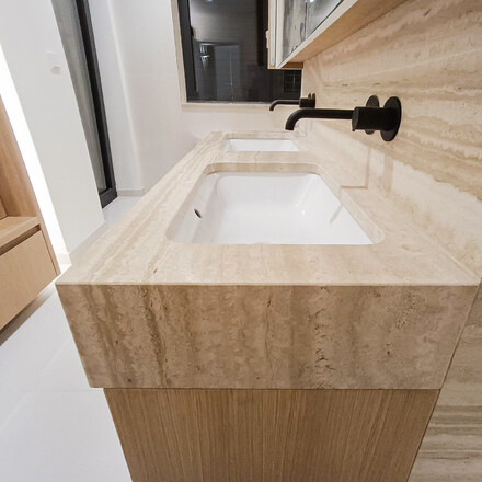 Travertinová koupelna Travertino Romano Classico. Zakázkové kamenictví TONE OF STONE. Travertinová koupelna Travertino Romano Classico. Zakázkové kamenictví TONE OF STONE.