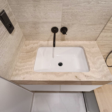 Travertinov&aacute; koupelnov&aacute; deska z kamene Travertino Romano Classico. Zak&aacute;zkov&eacute; kamenictv&iacute; TONE OF STONE.